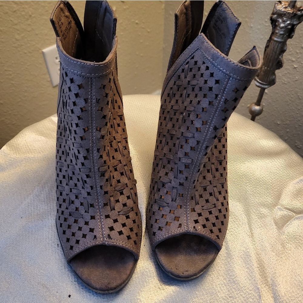 ANKLE BOOTS